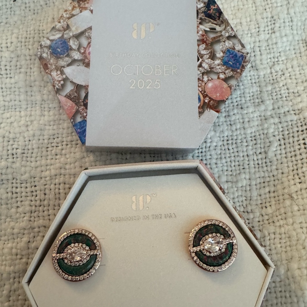 ✨ Birthday Collection – October 2025 ✨
Style: ER56657 – Whisper To Me Louder - Picture 3 of 3
